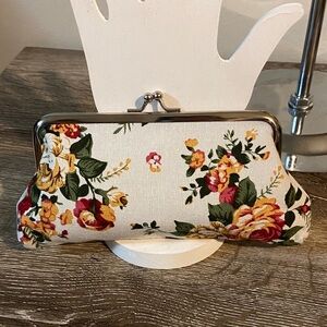 Rose Floral Print Kisslock Kiss Lock Clutch Wallet Cream 7.5 x 3.75 New Cond